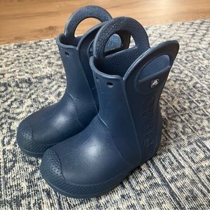 Crocs kids unisex Handle It Rain Boots size 8 navy blue waterproof